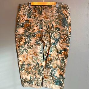 NWT Chico’s straight leg cropped pants in a tropical print